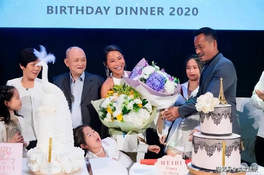 洗米華老婆回澳門，戴大金項鏈C位慶生，合影盡顯奢華富貴