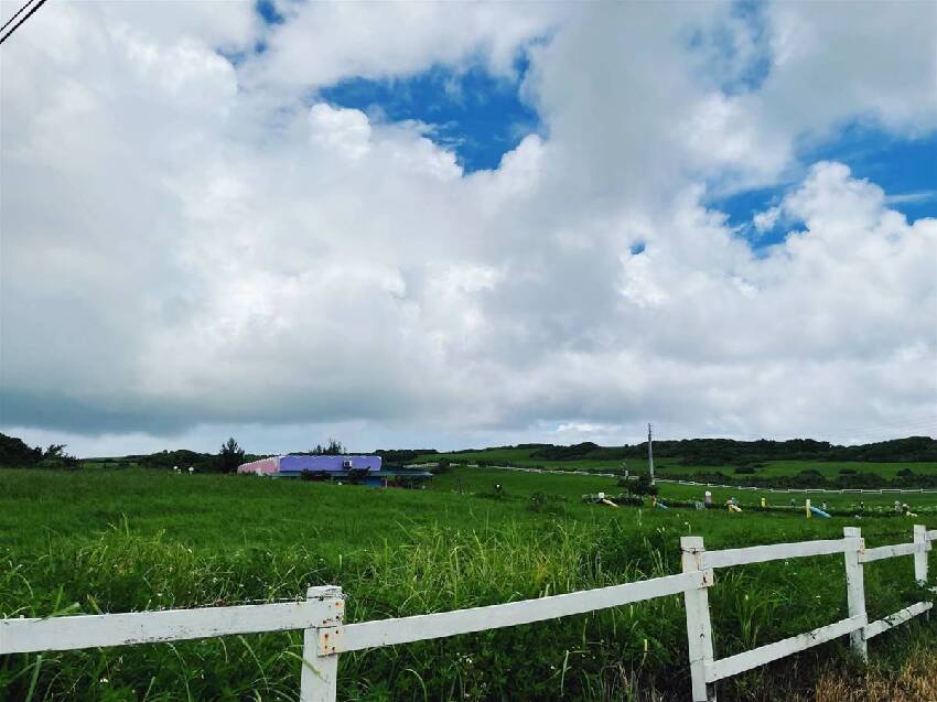 墾丁景點 ， 療癒人心的大草原， 台版紐西蘭，連綿的綠油油草原搭配白色柵欄超好拍