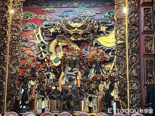 玄天上帝聖誕「巨蛾集體祝壽」！隔天「神像驚人變化」信徒驚喊神蹟