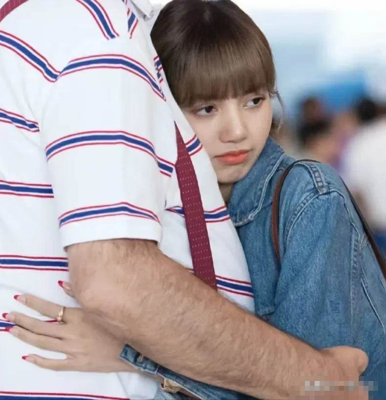 Lisa與繼父合影惹議！親密照「1動作」曝光...網驚：這界線太超過