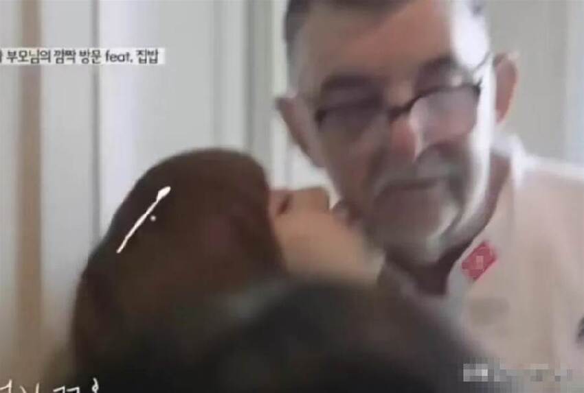 Lisa與繼父合影惹議！親密照「1動作」曝光...網驚：這界線太超過