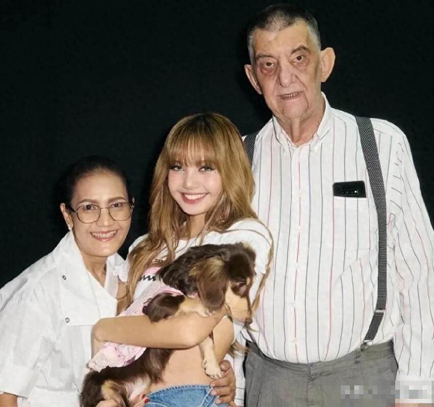 Lisa與繼父合影惹議！親密照「1動作」曝光...網驚：這界線太超過