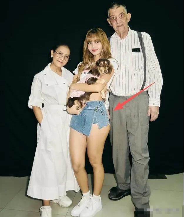 Lisa與繼父合影惹議！親密照「1動作」曝光...網驚：這界線太超過