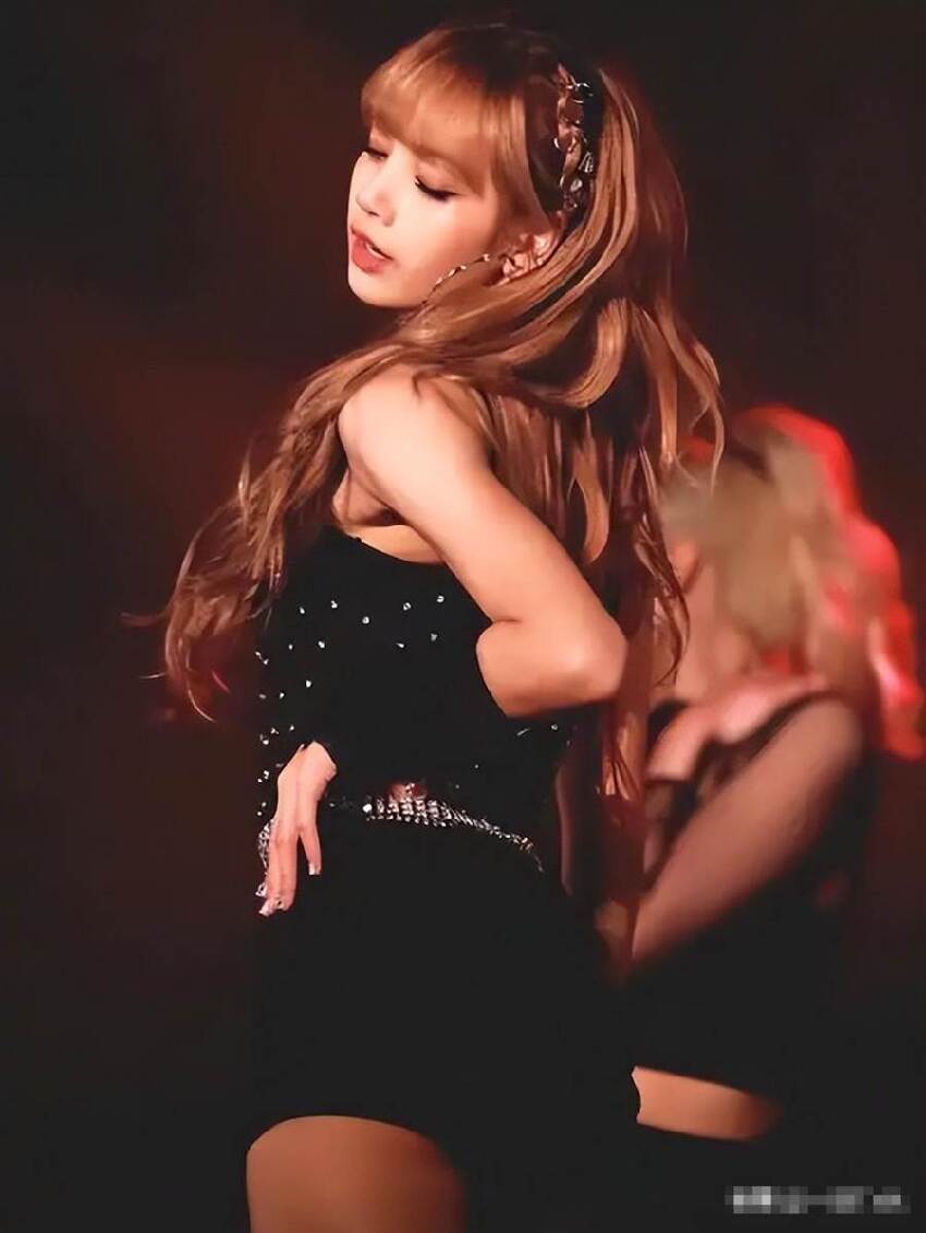 Lisa與繼父合影惹議！親密照「1動作」曝光...網驚：這界線太超過