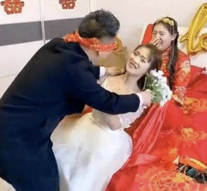 新郎婚禮上「偷牽手女賓客」背著新娘曖昧！「正臉」比新娘還美，真相曝光全網傻眼