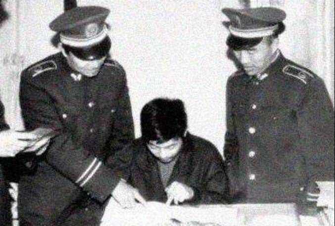 1955年，一死刑犯在槍決前表現異常，檢察官感覺不對勁：槍下留人