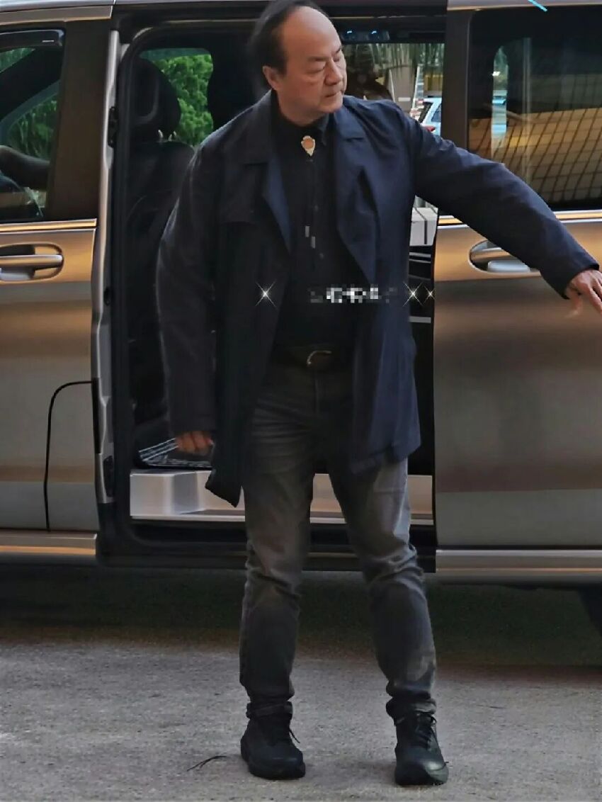 香港一代武打巨星近況曝光，被指蒼老不少，與愛妻感情成佳話