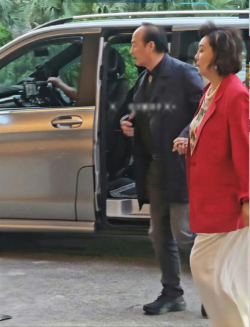 香港一代武打巨星近況曝光，被指蒼老不少，與愛妻感情成佳話