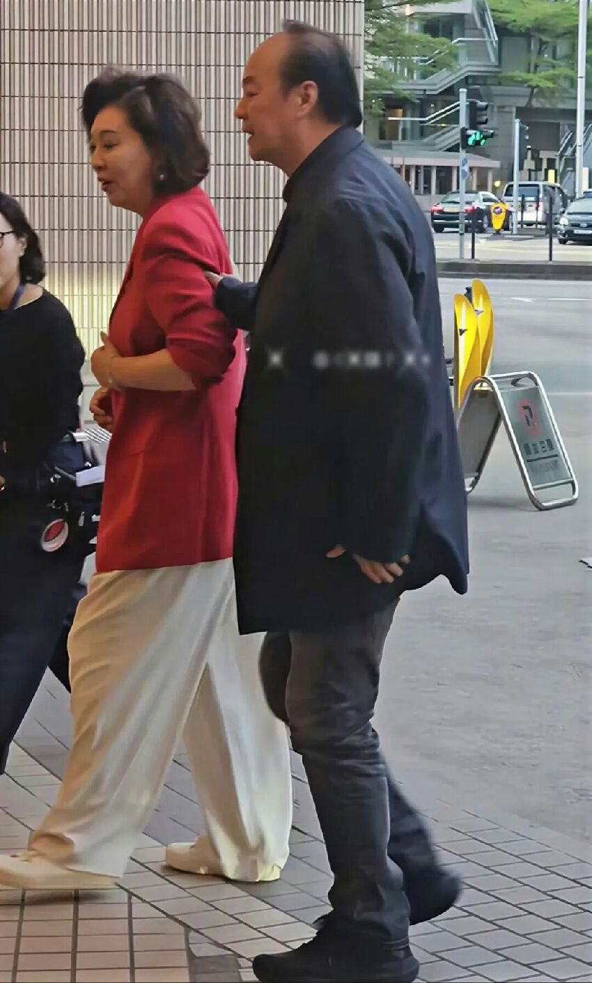 香港一代武打巨星近況曝光，被指蒼老不少，與愛妻感情成佳話