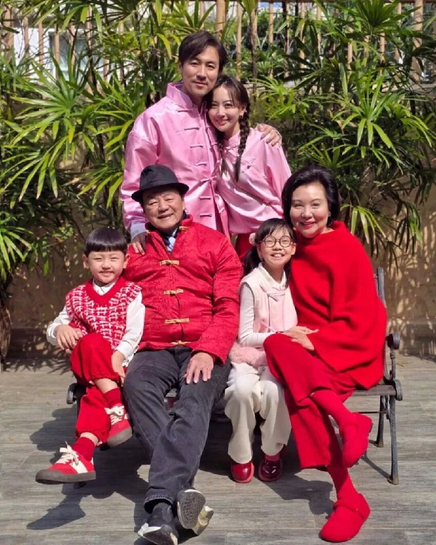 香港一代武打巨星近況曝光，被指蒼老不少，與愛妻感情成佳話