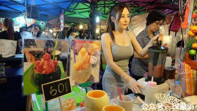 泰國美女擺攤遊客人氣旺，韓國美女不服輸
