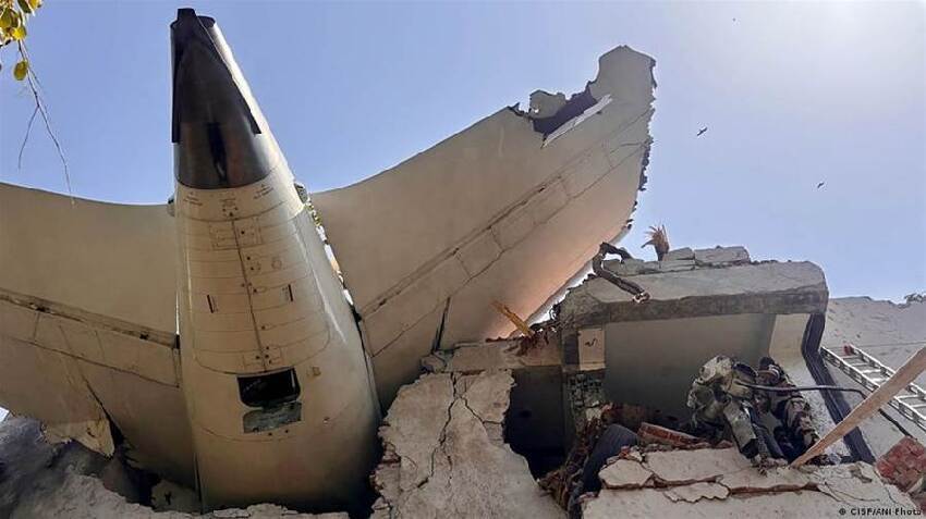 沉沒整整28年飛機，突然浮出海面，打開艙門，所有人都目瞪口呆...