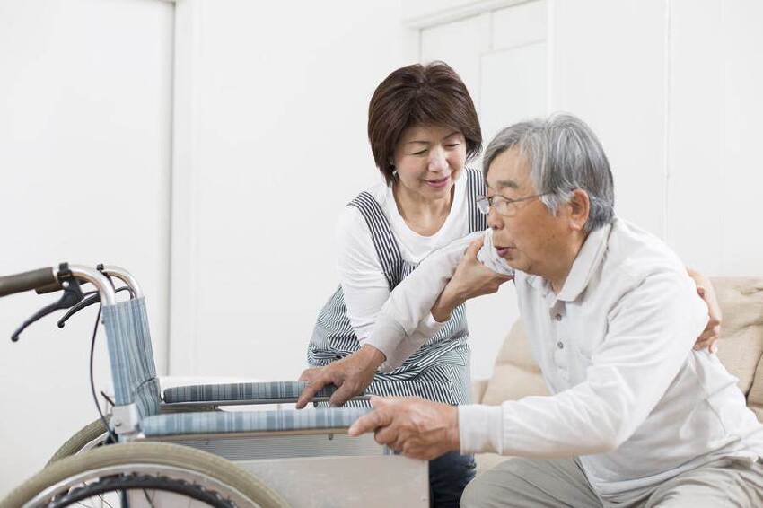 我今年65歲了！父親93歲、婆婆94歲「他們都不能自理」都是我和老公在照顧，年紀越大越力不從心「每晚都睡不好」養老真是太難了：不知道以後該怎麼辦...