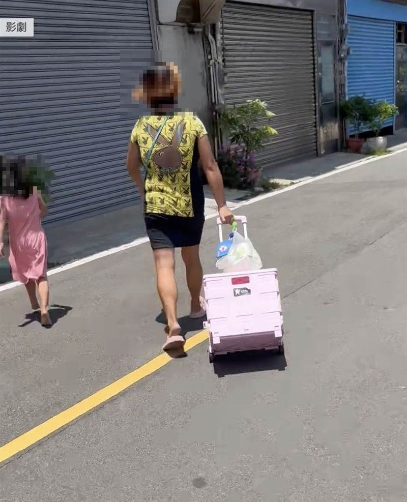 真夭壽！新竹婦拉女童「正午赤腳走柏油路」她尖叫哭喊：地板好燙，得知「原因」網大罵