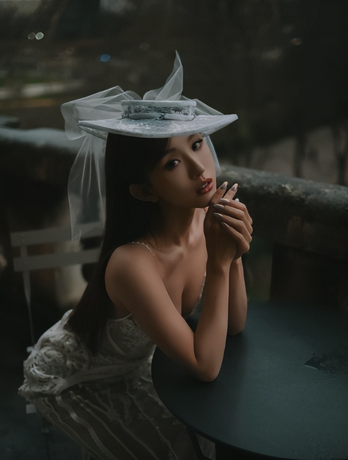 香港女星曬深V半透明長裙，37歲身材仍澎湃，生活越來越富貴