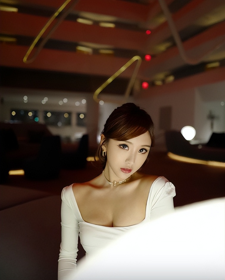 香港女星曬深V半透明長裙，37歲身材仍澎湃，生活越來越富貴