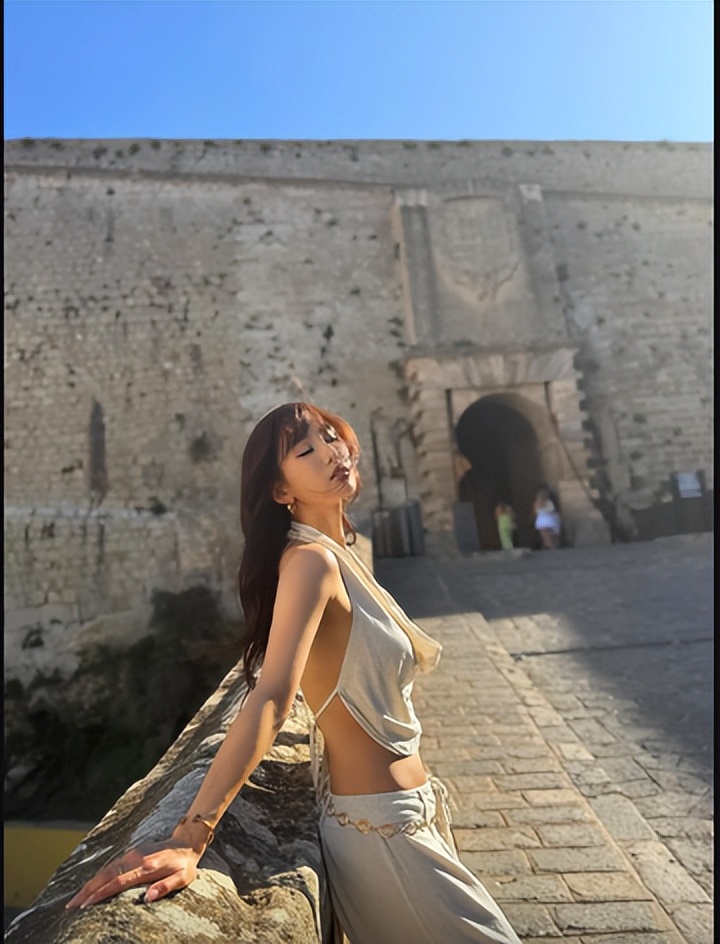 香港女星曬深V半透明長裙，37歲身材仍澎湃，生活越來越富貴