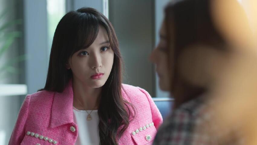 香港女星曬深V半透明長裙，37歲身材仍澎湃，生活越來越富貴