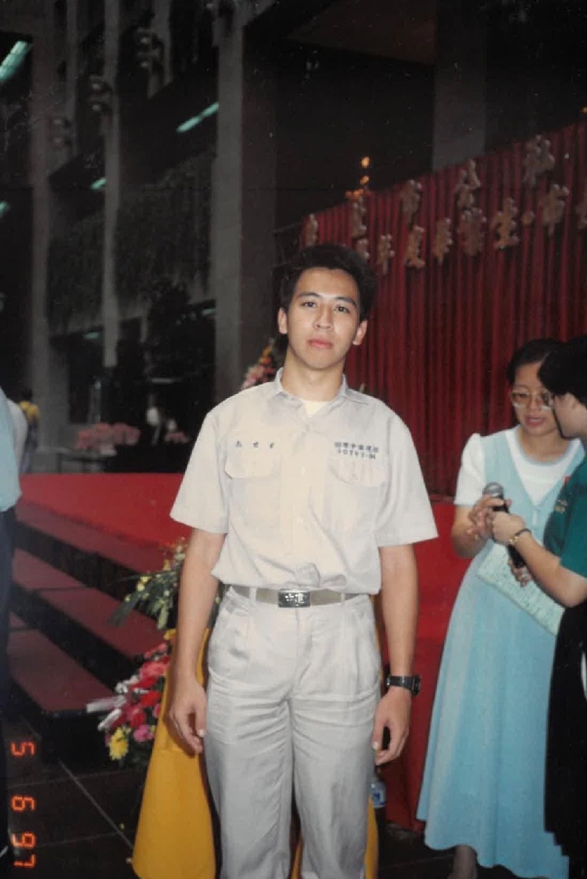 曾是建中陽光帥哥！民進黨大將「曬出年輕青澀照」　今昔對比他自嘲「變成市民信任的樣子」