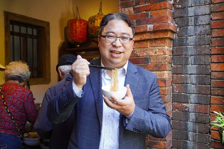 曾是建中陽光帥哥！民進黨大將「曬出年輕青澀照」　今昔對比他自嘲「變成市民信任的樣子」