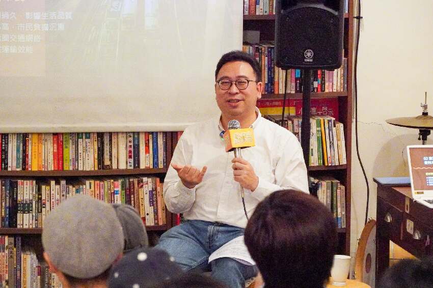 曾是建中陽光帥哥！民進黨大將「曬出年輕青澀照」　今昔對比他自嘲「變成市民信任的樣子」