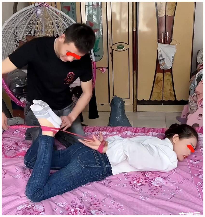 男子將妻子手腳反綁，讓其趴床上動彈不得：今天讓你知道我的厲害