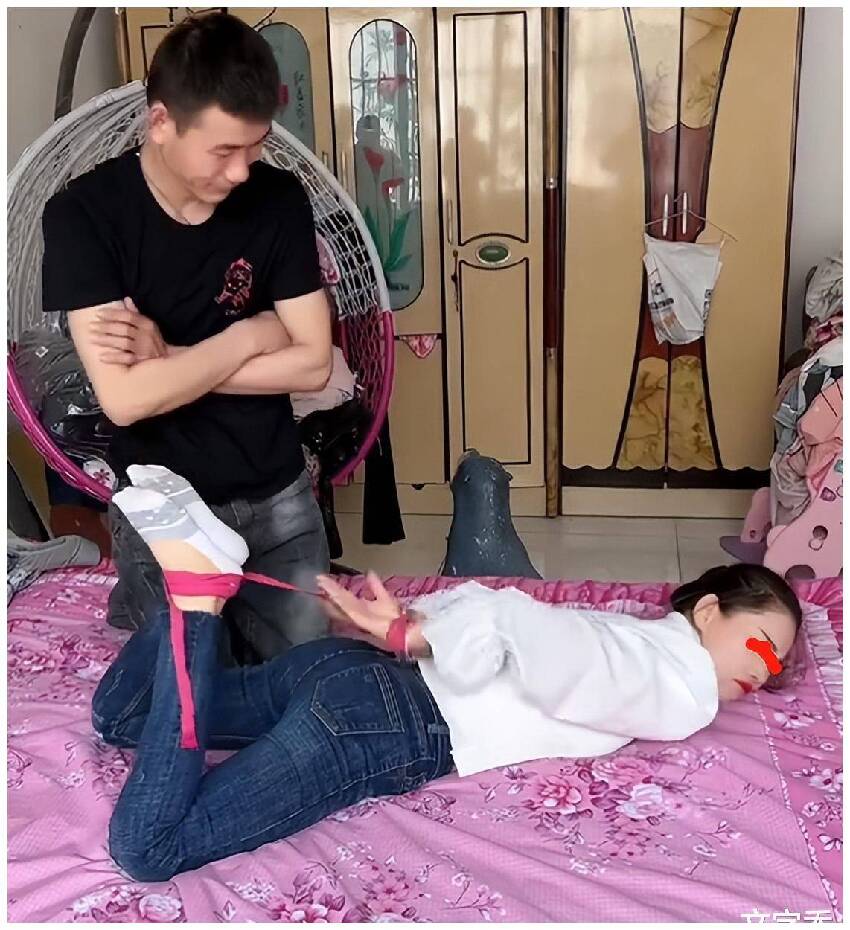 男子將妻子手腳反綁，讓其趴床上動彈不得：今天讓你知道我的厲害