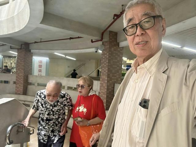 82歲盧海鵬瘦骨嶙嶙身形佝僂，左眼失明外出靠林建明攙扶再送回家