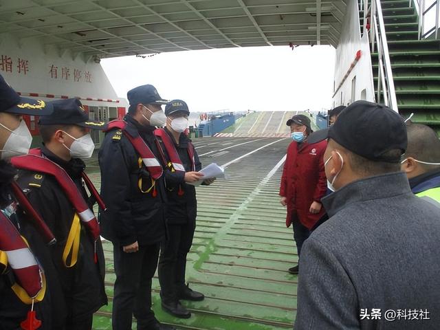 中國唯一的「海上鐵路」，火車到底是怎麼過海的？看完不得不佩服