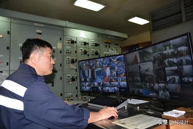 中國唯一的「海上鐵路」，火車到底是怎麼過海的？看完不得不佩服