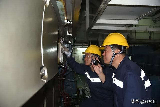 中國唯一的「海上鐵路」，火車到底是怎麼過海的？看完不得不佩服