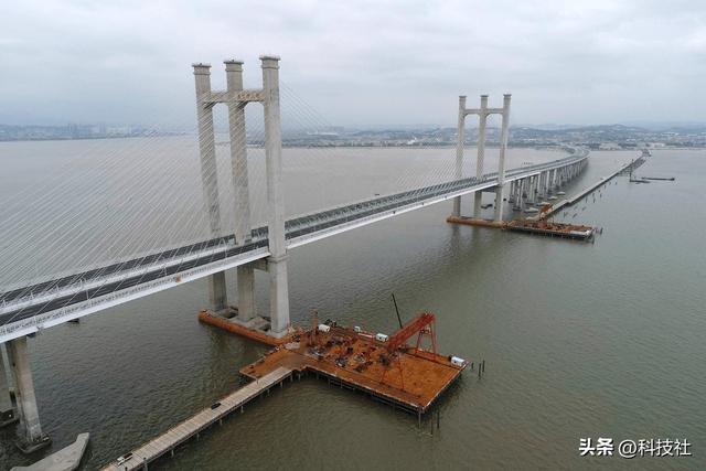 中國唯一的「海上鐵路」，火車到底是怎麼過海的？看完不得不佩服