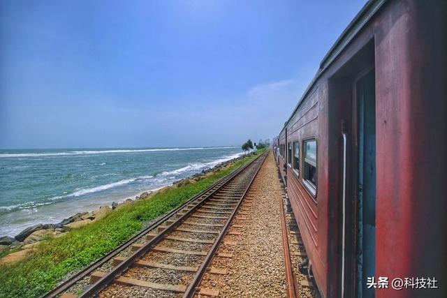 中國唯一的「海上鐵路」，火車到底是怎麼過海的？看完不得不佩服