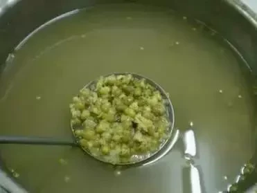 煮綠豆湯，最忌浸泡和直接下鍋煮，教你正確做法，10分鐘軟爛開花，省時又省火