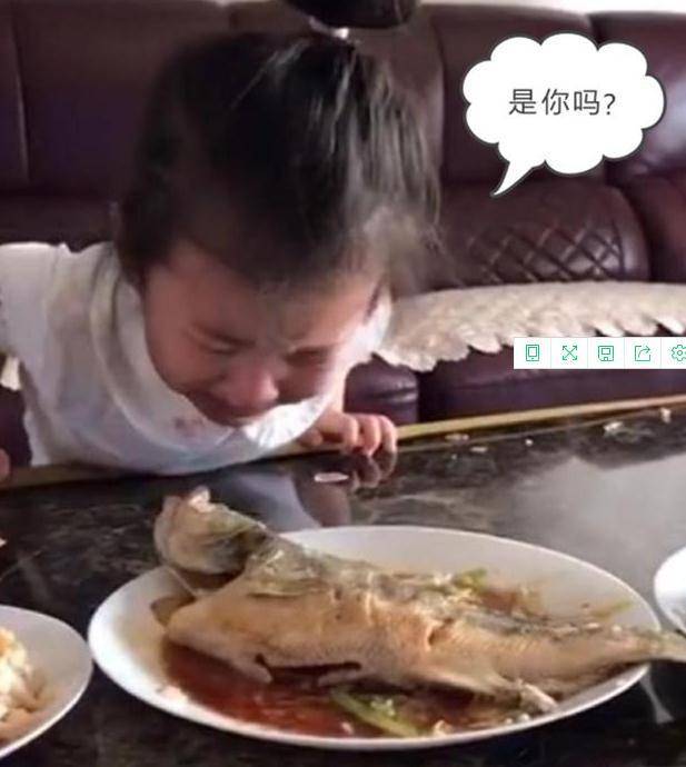 女兒吃魚一半停下,發現是自己養的「寵物魚「,欲哭無淚真好笑