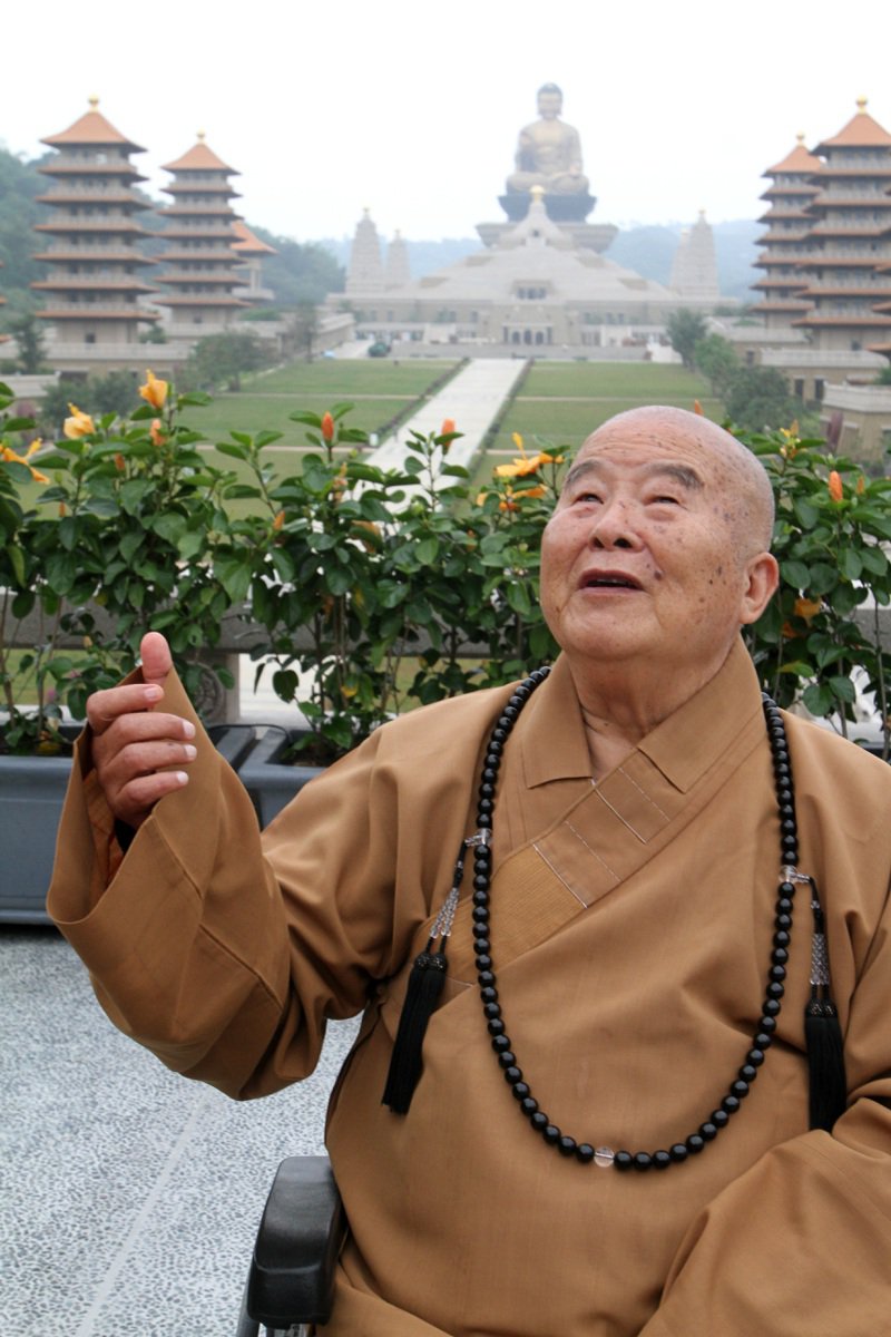 人生下起大雨！沈春華無助「拜會星雲大師」求開示　大師「贈1碗素麵」她流淚頓悟：其實很簡單