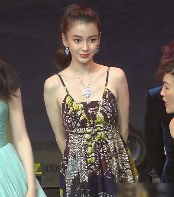 31歲楊穎上台領獎,攝影師「無意」關掉美顏,baby顏值翻車了
