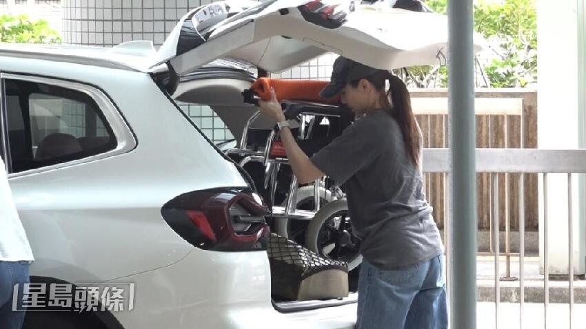 胡定欣開寶馬車到醫院接坐輪椅家人，路中間停車向後車伸手錶歉意