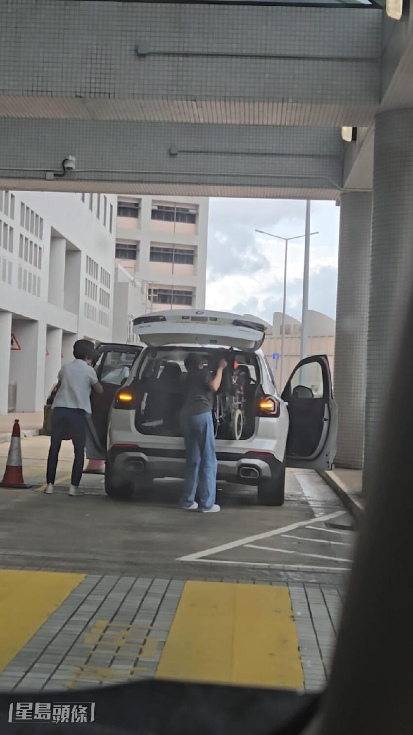 胡定欣開寶馬車到醫院接坐輪椅家人，路中間停車向後車伸手錶歉意