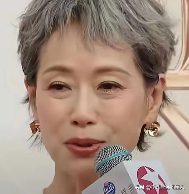 61歲葉童和70歲趙雅芝走紅毯，醫美臉和自然臉的區別就出來了