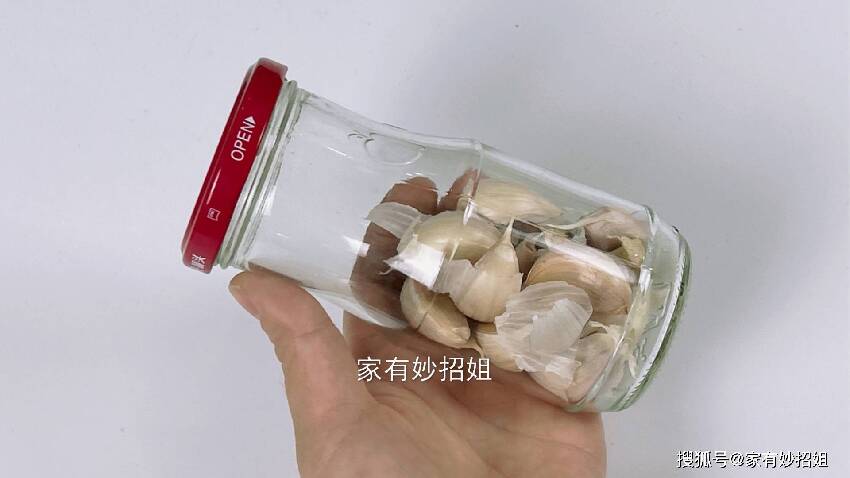 家裡這種玻璃瓶不要再扔了,放在家裡別提多厲害,現在學會不晚
