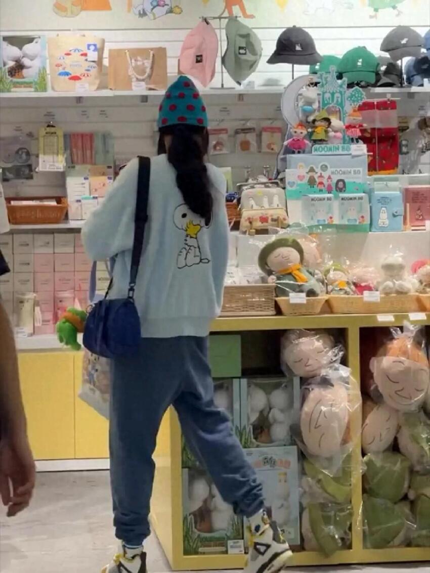 張柏芝機場接大兒子，Lucas貼心幫媽媽提包，母子相擁熱聊好有愛