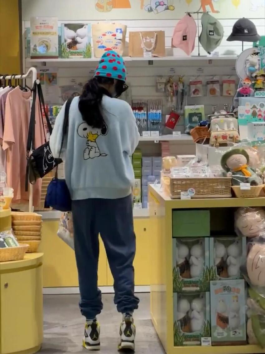 張柏芝機場接大兒子，Lucas貼心幫媽媽提包，母子相擁熱聊好有愛