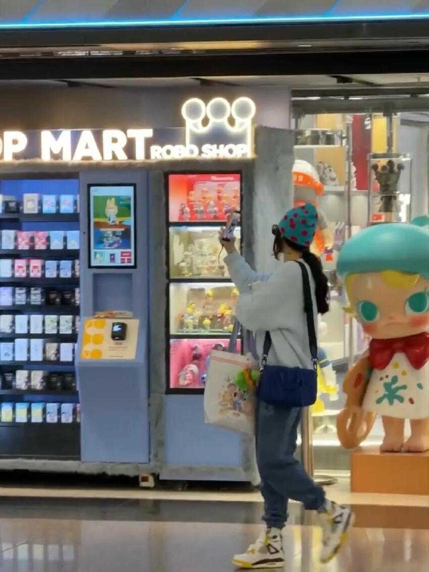 張柏芝機場接大兒子，Lucas貼心幫媽媽提包，母子相擁熱聊好有愛