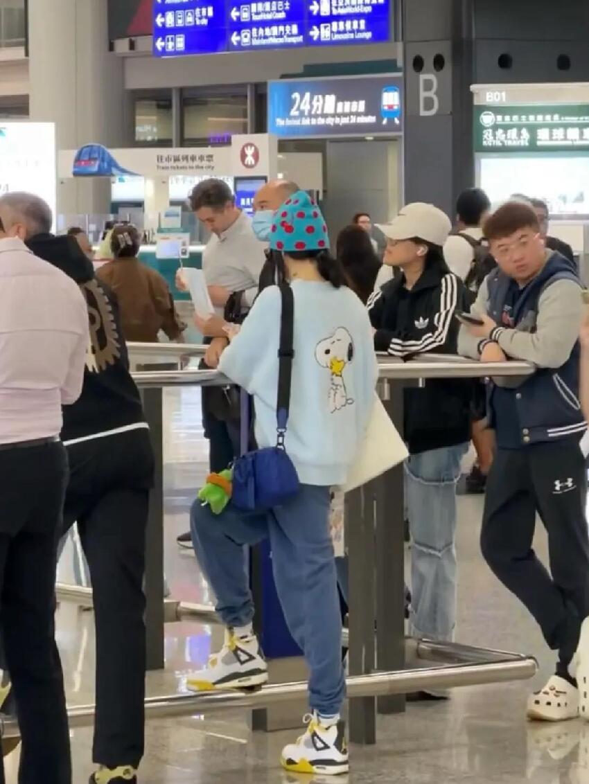 張柏芝機場接大兒子，Lucas貼心幫媽媽提包，母子相擁熱聊好有愛