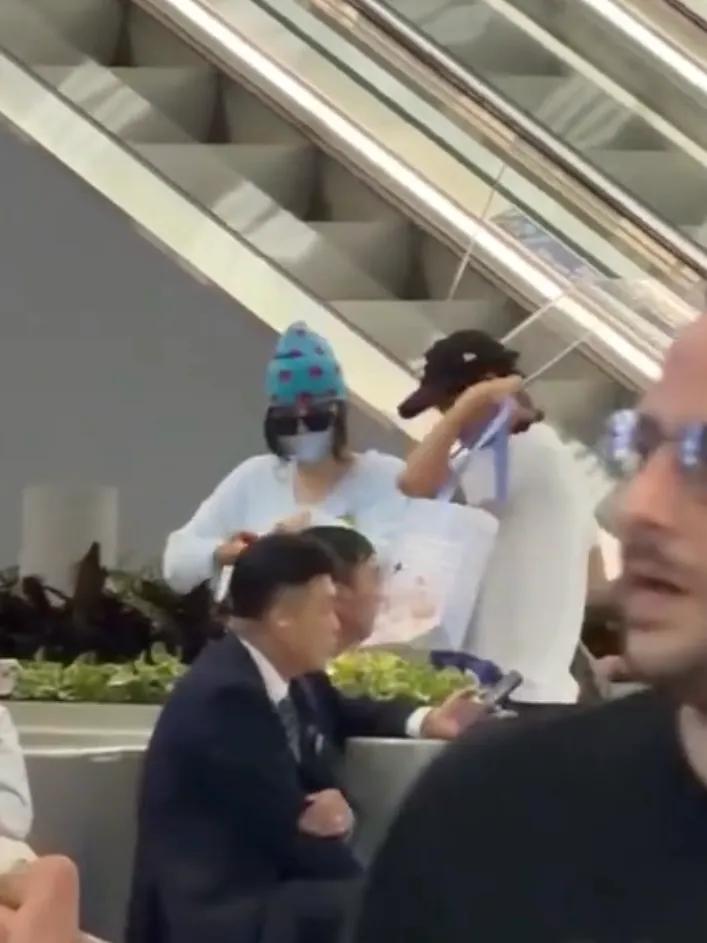 張柏芝機場接大兒子，Lucas貼心幫媽媽提包，母子相擁熱聊好有愛