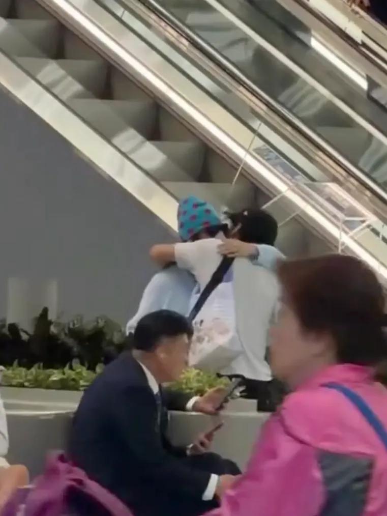 張柏芝機場接大兒子，Lucas貼心幫媽媽提包，母子相擁熱聊好有愛