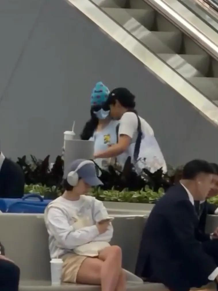 張柏芝機場接大兒子，Lucas貼心幫媽媽提包，母子相擁熱聊好有愛