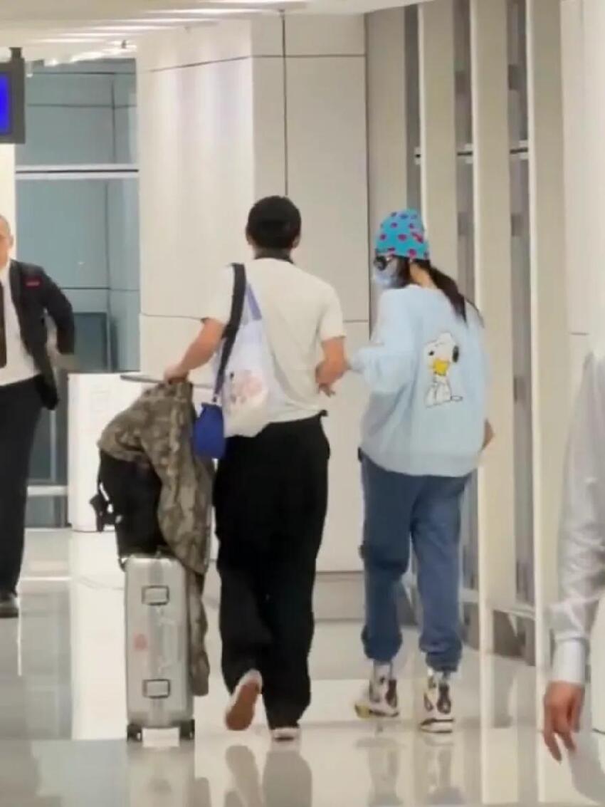 張柏芝機場接大兒子，Lucas貼心幫媽媽提包，母子相擁熱聊好有愛