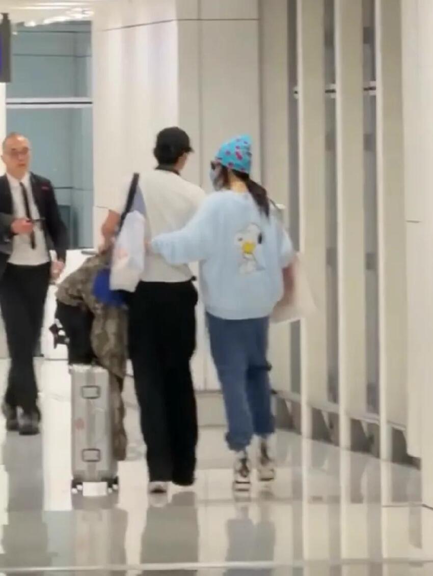 張柏芝機場接大兒子，Lucas貼心幫媽媽提包，母子相擁熱聊好有愛